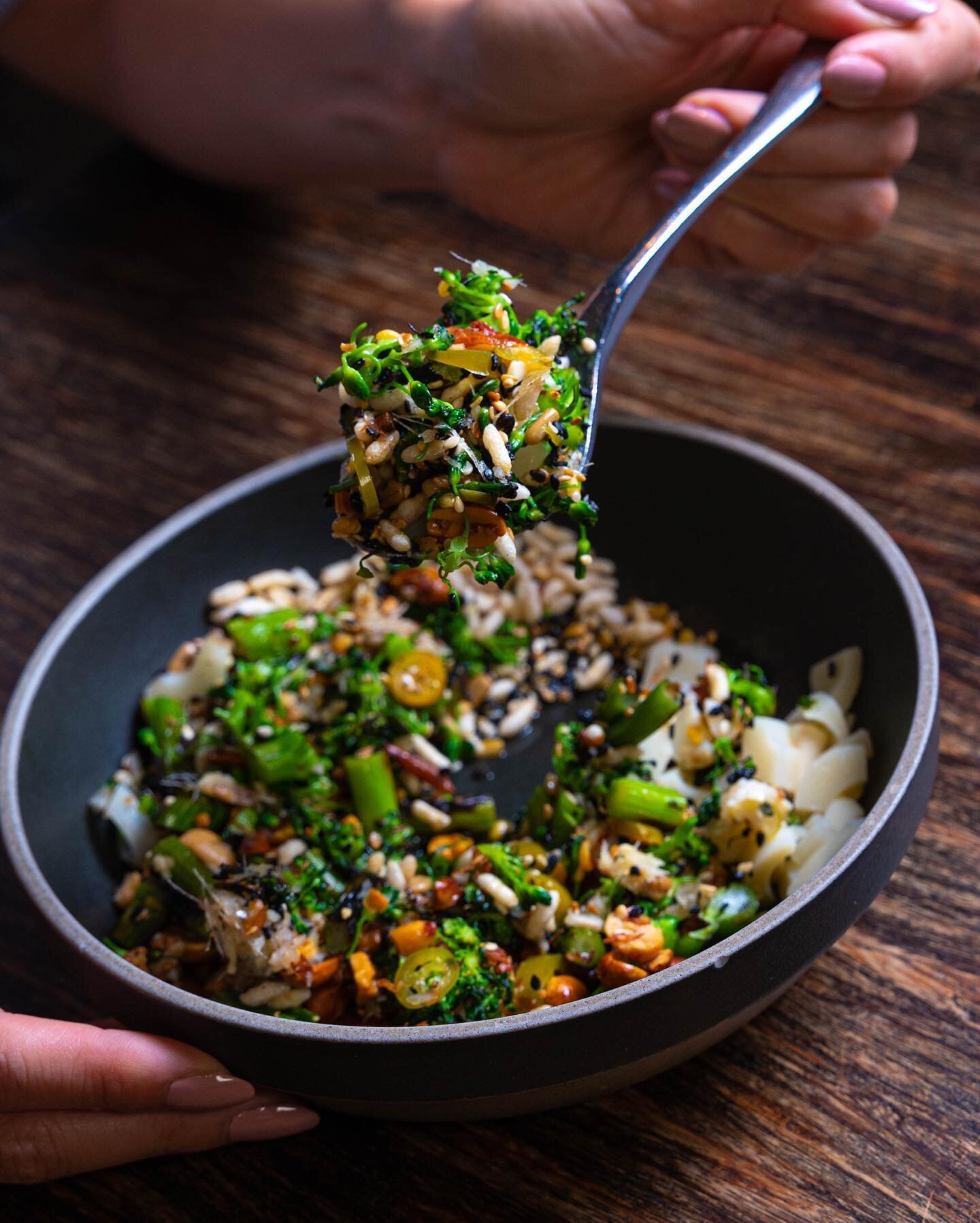 The broccoli is the second-most darling dish at HLAY! Someone&rsquo;s in charge of mixing it all up
The whole gang&rsquo;s at HLAY tonight, come on in! We&rsquo;ve got room, we&rsquo;ve got martinis, @dannygotdonuts&rsquo; tiki card One-of-a-Kind is