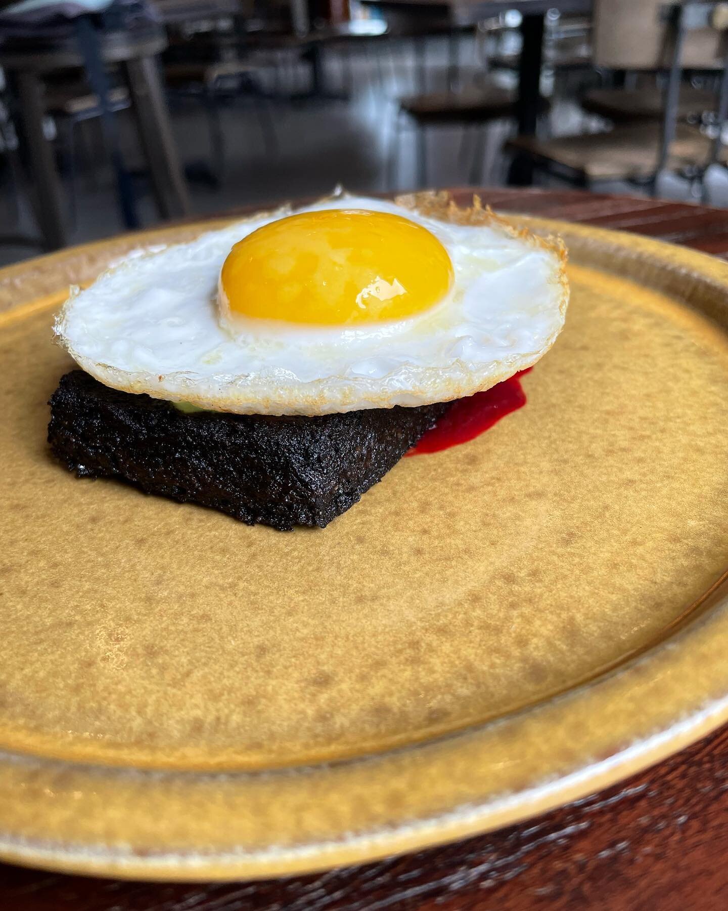 blood cakes RISES 💫💫 beet pur&eacute;e, dill crema, fried duck egg, HLAY nostalgia #HLAYforever