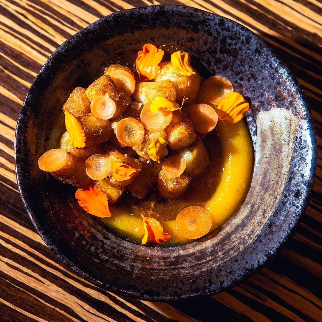 gnocchi? or scallop? find out in your mouth! 😋 vadouvan, carrot, lemon! @kirstendora makes each and every bowl so, so 💋💋💋🤌🏽💋🤌🏽💋
